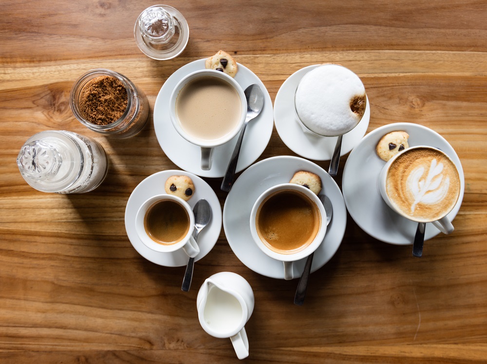 Tasses de café sur table en bois