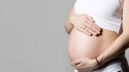 une femme enceinte touchant son ventre