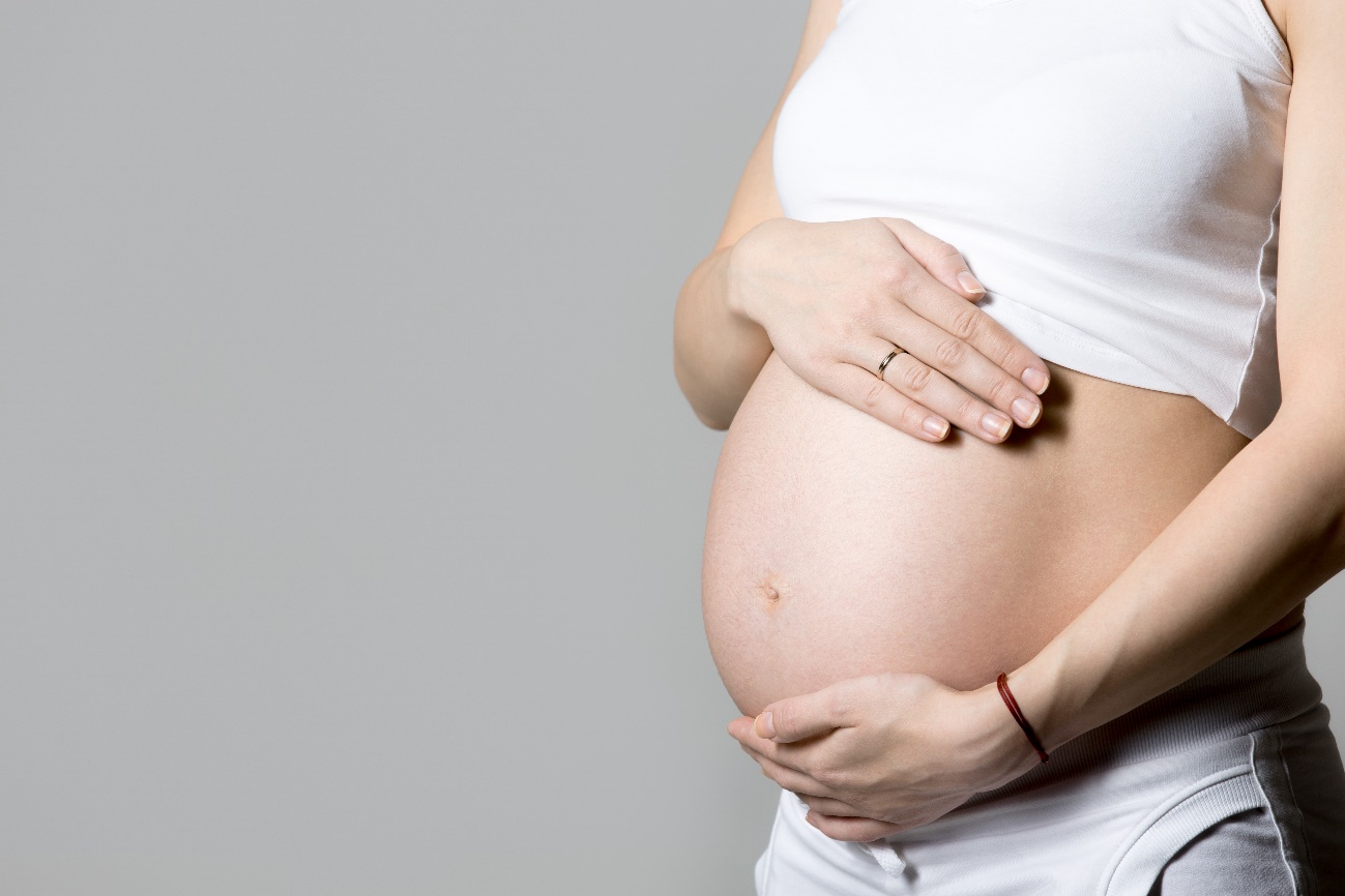 une femme enceinte touchant son ventre